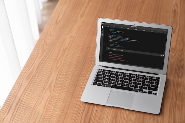 Programación de desarrollo de software en la pantalla de la computadora para aplicaciones modernas