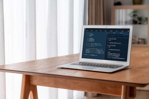 Programación de desarrollo de software en la pantalla de la computadora para aplicaciones modernas