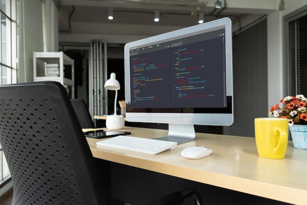Programación de desarrollo de software en la pantalla de la computadora para aplicaciones modernas