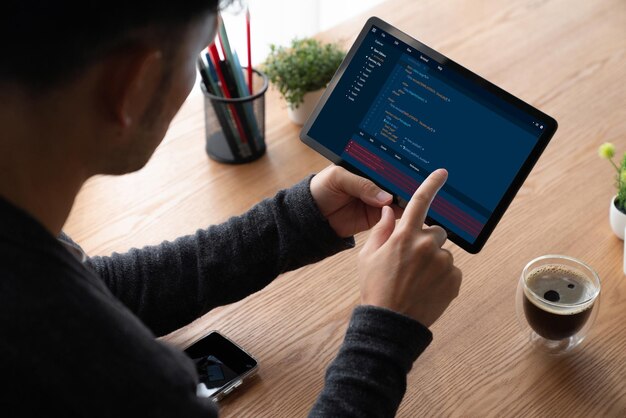 Programación de desarrollo de software en la pantalla de la computadora para aplicaciones modernas