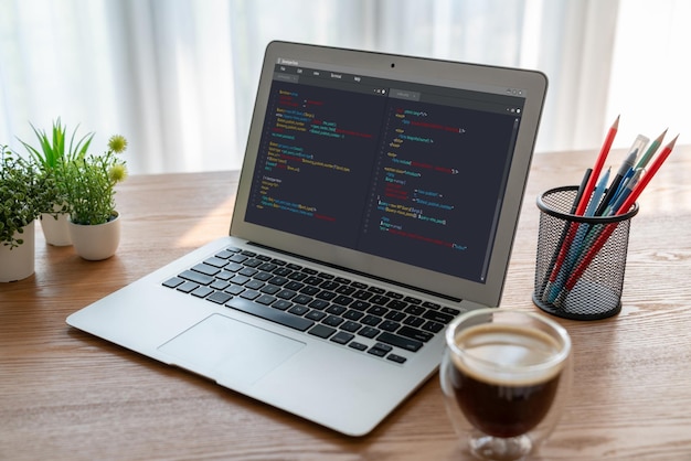 Programación de desarrollo de software en la pantalla de la computadora para aplicaciones modernas