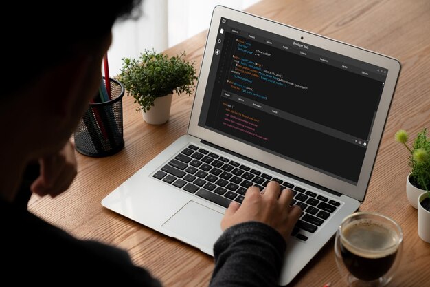 Programación de desarrollo de software en la pantalla de la computadora para aplicaciones modernas