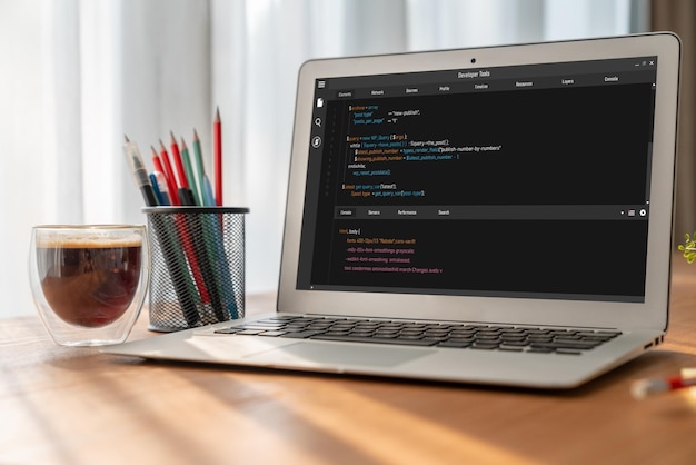 Programación de desarrollo de software en la pantalla de la computadora para aplicaciones modernas