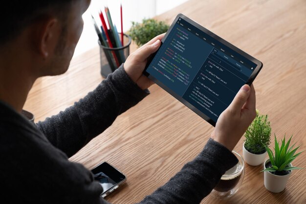 Programación de desarrollo de software en la pantalla de la computadora para aplicaciones modernas