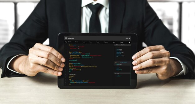 Programación de desarrollo de software en la pantalla de la computadora para aplicaciones modernas