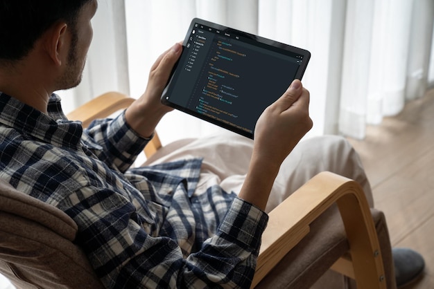 Programación de desarrollo de software en la pantalla de la computadora para aplicaciones modish y codificación de programas