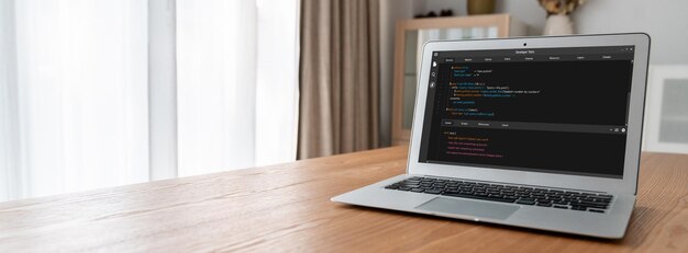 Programación de desarrollo de software en la pantalla de la computadora para aplicaciones modish y codificación de programas