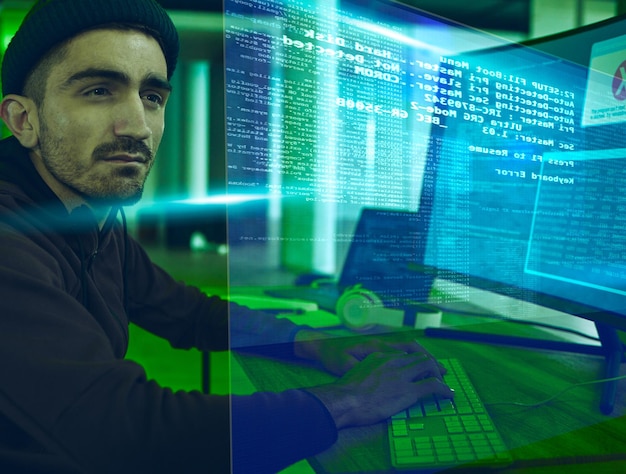 Programación de piratas informáticos y hombre con holograma para estafa de phishing o software de seguridad cibernética Tablero de lectura y persona criminal con información de ai para piratería de ransomware futuro o secuencia de comandos de codificación