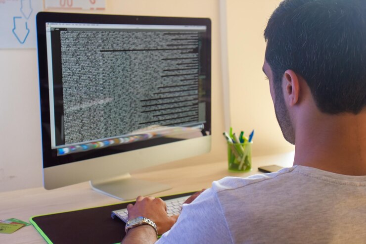 Foto programación con programador de computadoras en el trabajo
