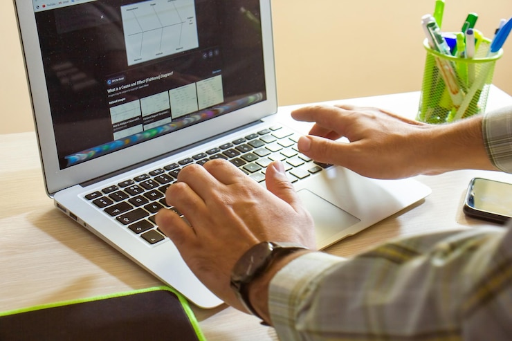 Foto programación con programador de computadoras en el trabajo