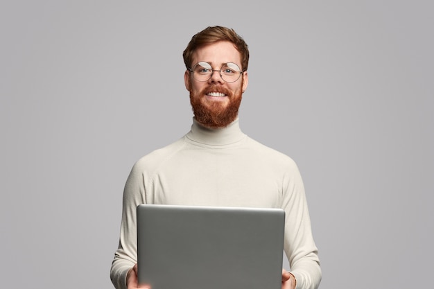 Programador alegre con laptop