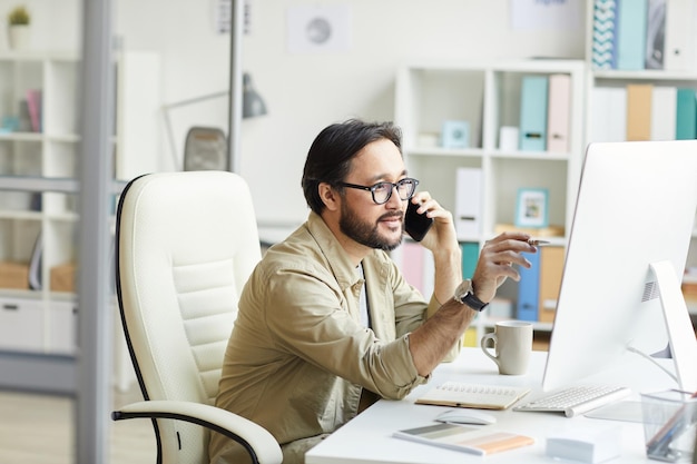 Foto programador asiático hablando con el cliente