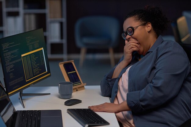 Programador cansado trabajando hasta altas horas de la noche