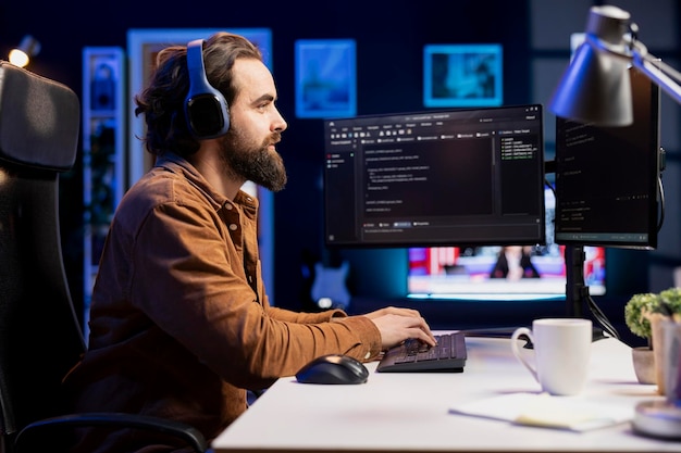 Programador en casa disfrutando de podcasts y construyendo cortafuegos que protegen los datos