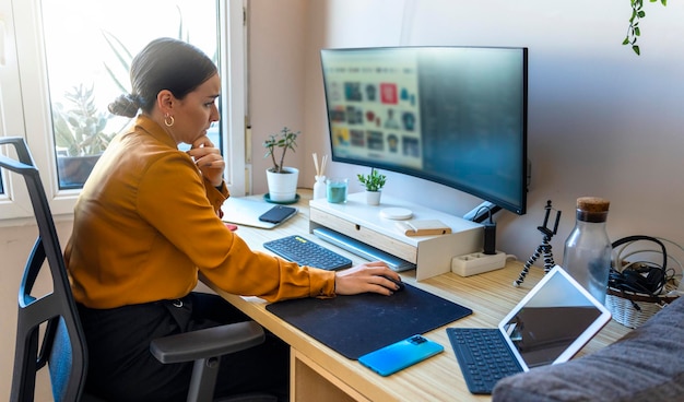 Programador de computadoras que trabaja desde casa Concepto de teletrabajo