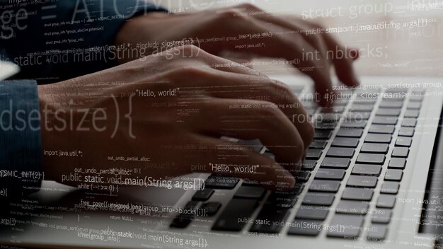 El programador de computadoras utiliza una computadora portátil capaz para desarrollar código de programación