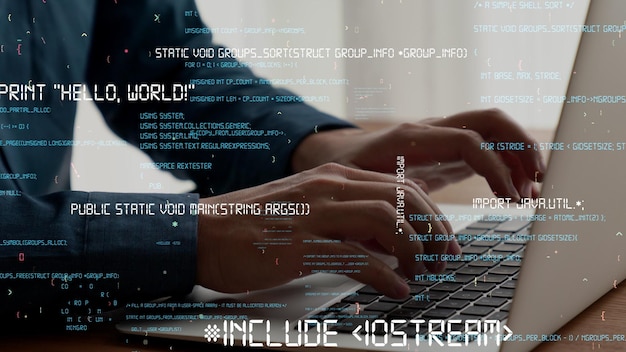 El programador de computadoras utiliza una computadora portátil capaz para desarrollar código de programación
