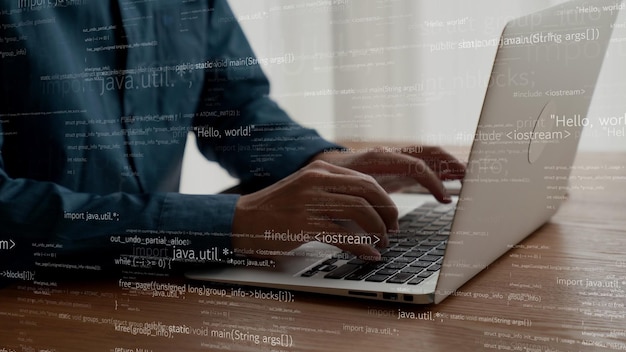 El programador de computadoras utiliza una computadora portátil capaz para desarrollar código de programación