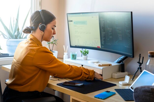 Foto programador de computadores a trabalhar em casa conceito de teletrabalho mulher de negócios em videoconferência