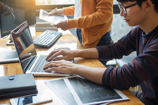 Programador de desenvolvimento de software de codificação de trabalho projeto de TI