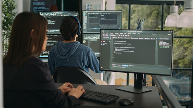 Programador de mulher digitando código-fonte no teclado do computador para desenvolver novo servidor de aplicativos, computação em nuvem. Algoritmo de programa de codificação de engenheiro de software na janela do terminal com script html.