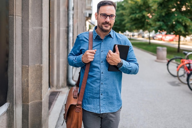 Programador de TI confiante caminhando para o trabalho pela manhã