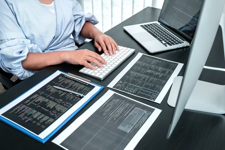 Foto programador desarrollador femenino trabajando en software de programa de codificación informática