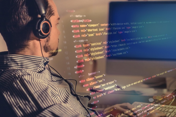 Foto programador desarrollando nuevo código informático mientras trabaja en el diseño de software por la noche en la oficina