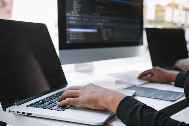 Programador de desarrollo profesional que coopera en el sitio web de programación de reuniones trabajando un software en la sala de oficina