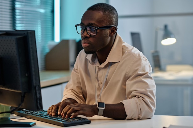 Programador digitando no computador no escritório