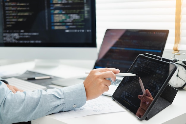 Programador em desenvolvimento desenvolvimento design de sites e tecnologias de codificação trabalhando no escritório da empresa de software