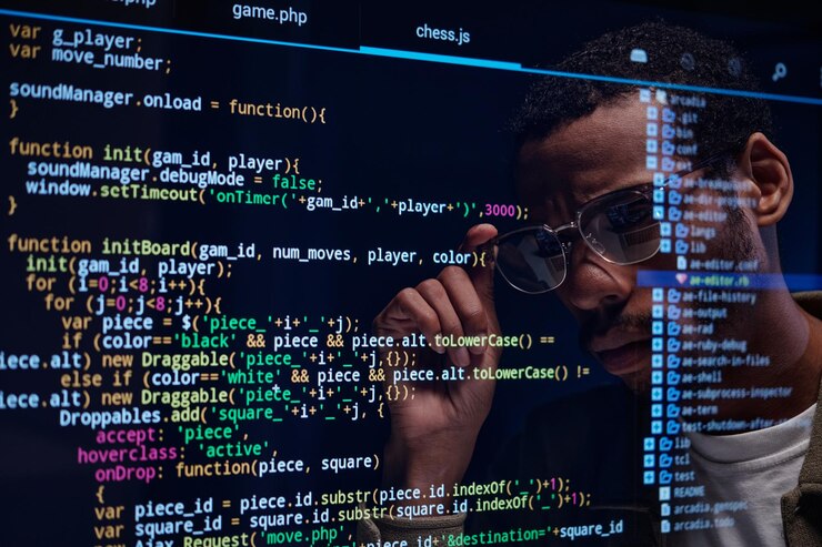 Foto programador enfocado analizando el código en la pantalla de la computadora