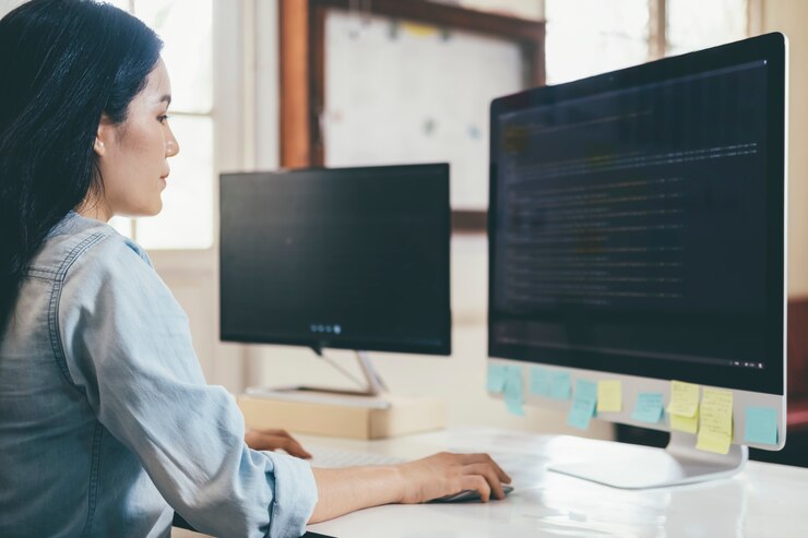 Foto el programador es la codificación y la programación de software