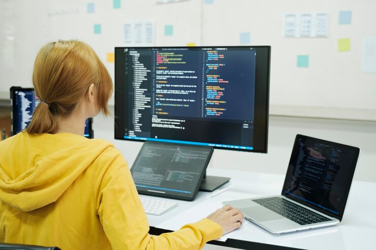 Foto el programador es la codificación y la programación de software