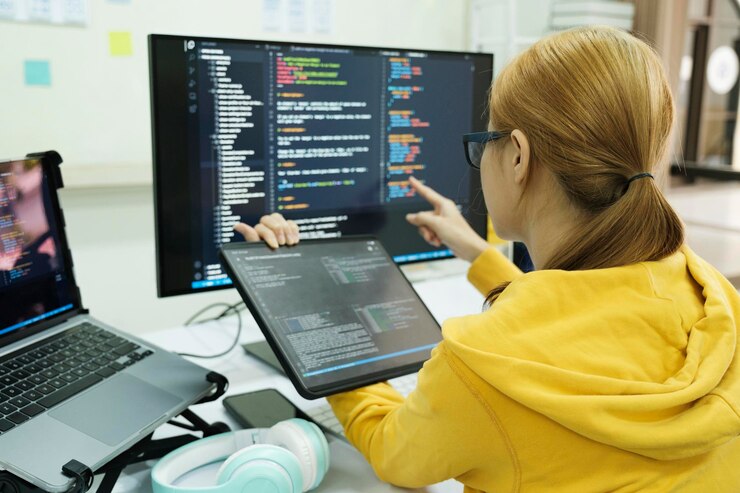 Foto el programador es la codificación y la programación de software