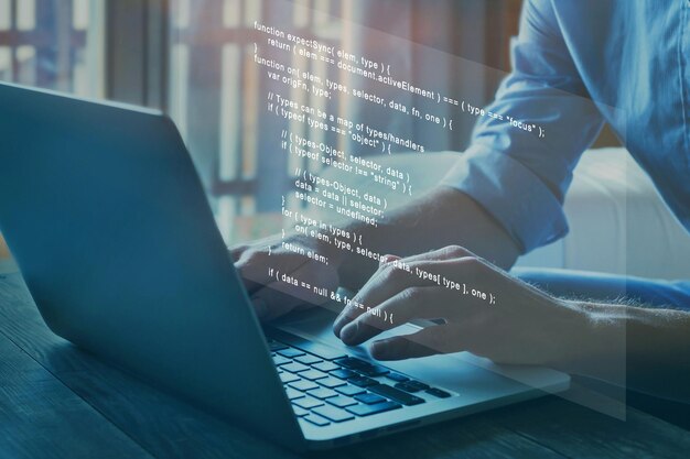 programador escribiendo código de programación en una pantalla virtual