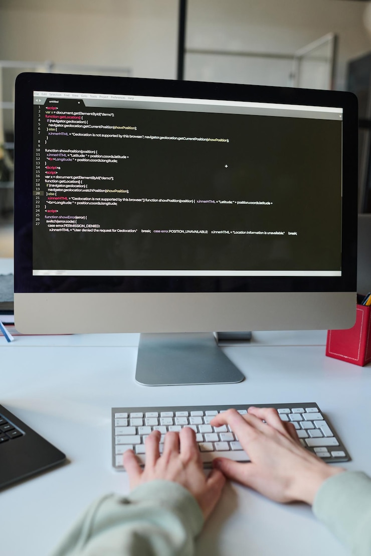 Foto programador escribiendo códigos en la computadora