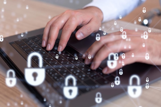 Un programador está escribiendo un código en la computadora para proteger la seguridad cibernética de los ataques de piratas informáticos y guardar los datos confidenciales de los clientes Iconos de holograma de candado sobre las manos que escriben Ropa formal