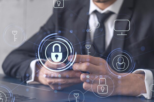 Un programador está navegando por Internet en un teléfono inteligente para proteger la seguridad cibernética de los ataques de piratas informáticos y guardar datos confidenciales de los clientes Iconos de holograma de candado sobre las manos que escriben Ropa formal