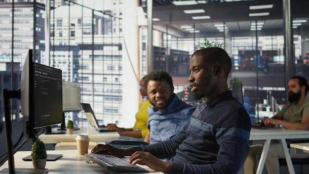 Programador fazendo depuração de software pedindo ajuda do líder da equipe sorridente