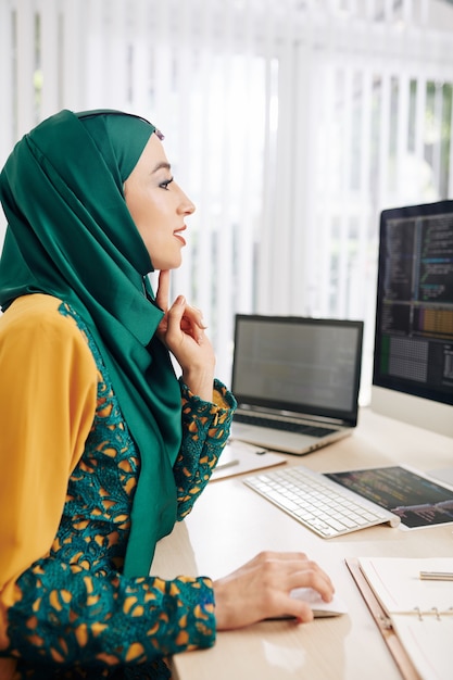 Programador femenino escribiendo código