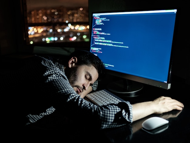 Programador freelancer caindo de cara tirando uma soneca