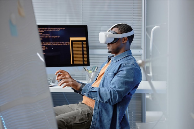 Programador con gafas de realidad virtual durante la sesión de prueba de la aplicación