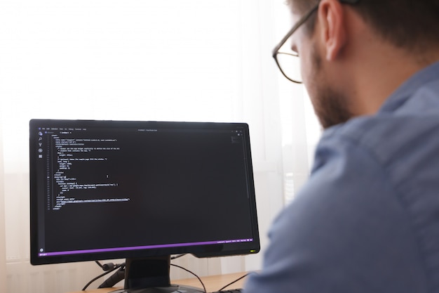 Programador en Glsses escribiendo nuevas líneas de código HTML. Diseño Web Negocio y Concepto de Desarrollo Web. Trabajo independiente, LOS ANGELES, CALIFORNIA - 25.10.2019