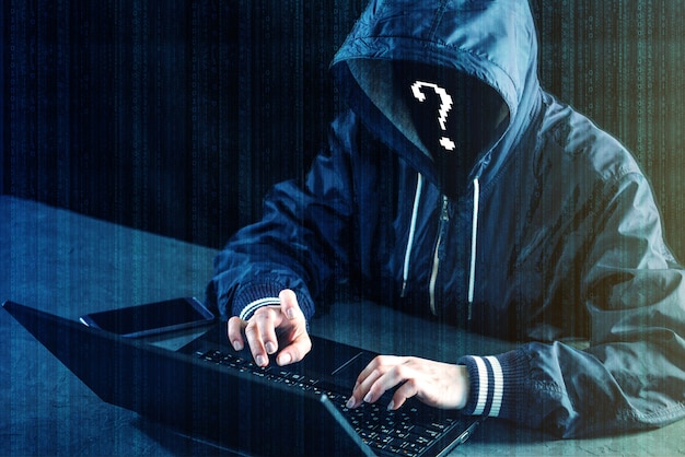 Programador hacker anônimo usa um laptop para hackear o sistema. Roubando dados pessoais. Infecção de vírus malicioso