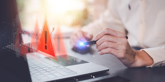 Programador y iconos virtuales signo de exclamación alarma virus informático detectado advertencia de peligro co
