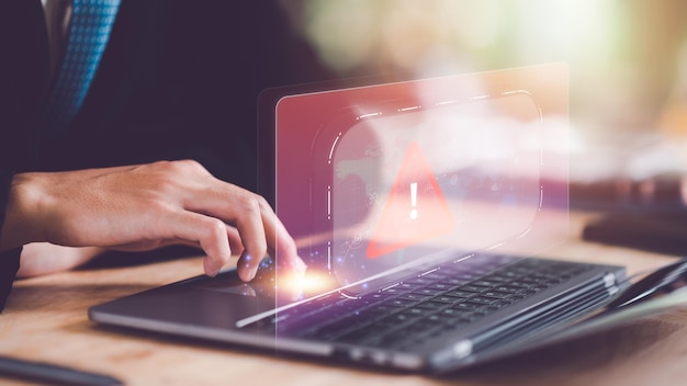 Programador y iconos virtuales signo de exclamación alarma virus informático detectado advertencia de peligro con
