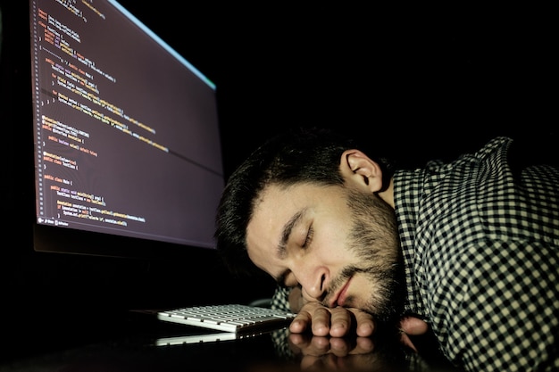 Programador independiente cayendo boca abajo durmiendo una siesta