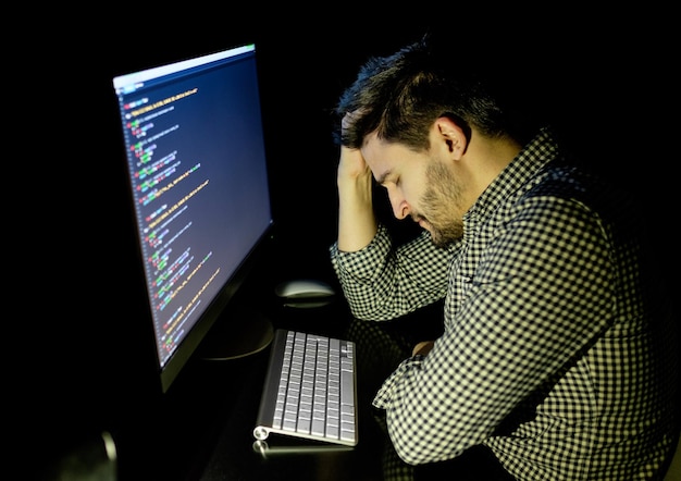 Programador independiente cayendo boca abajo durmiendo una siesta
