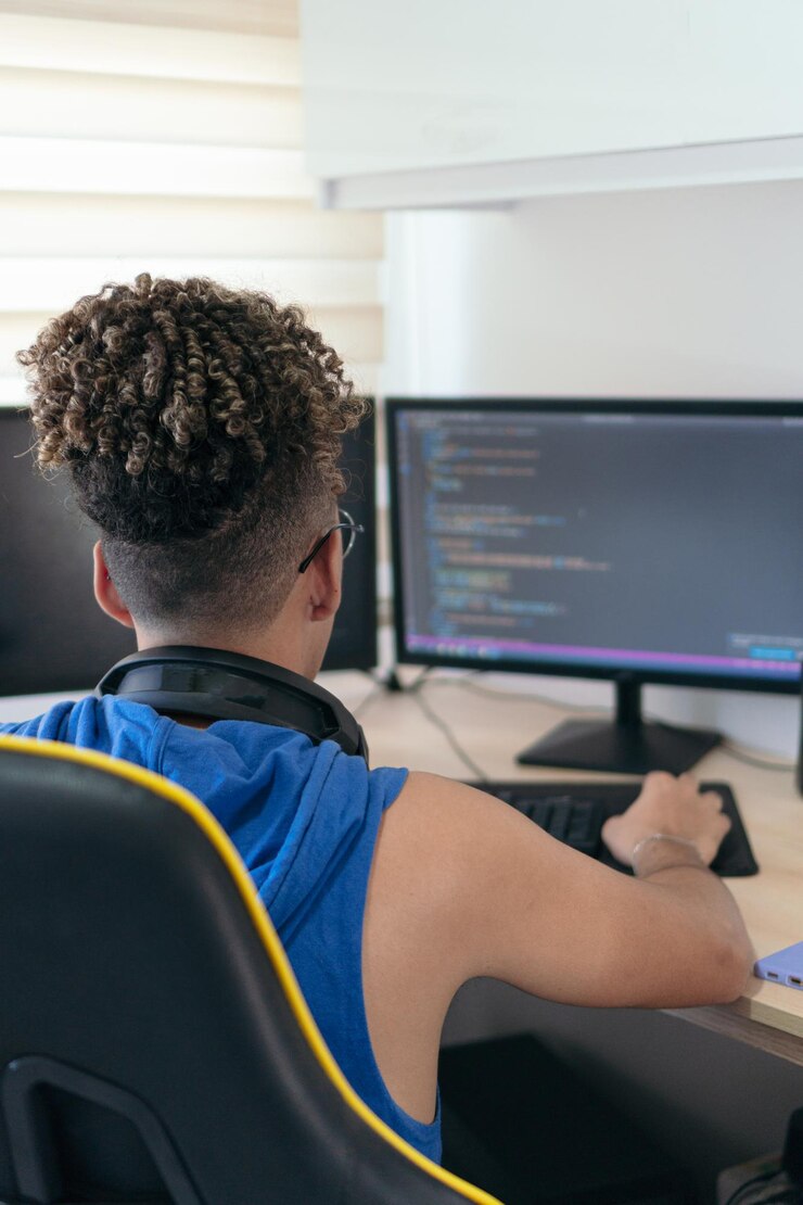 Foto programador informático ocupado codificando en su estudio